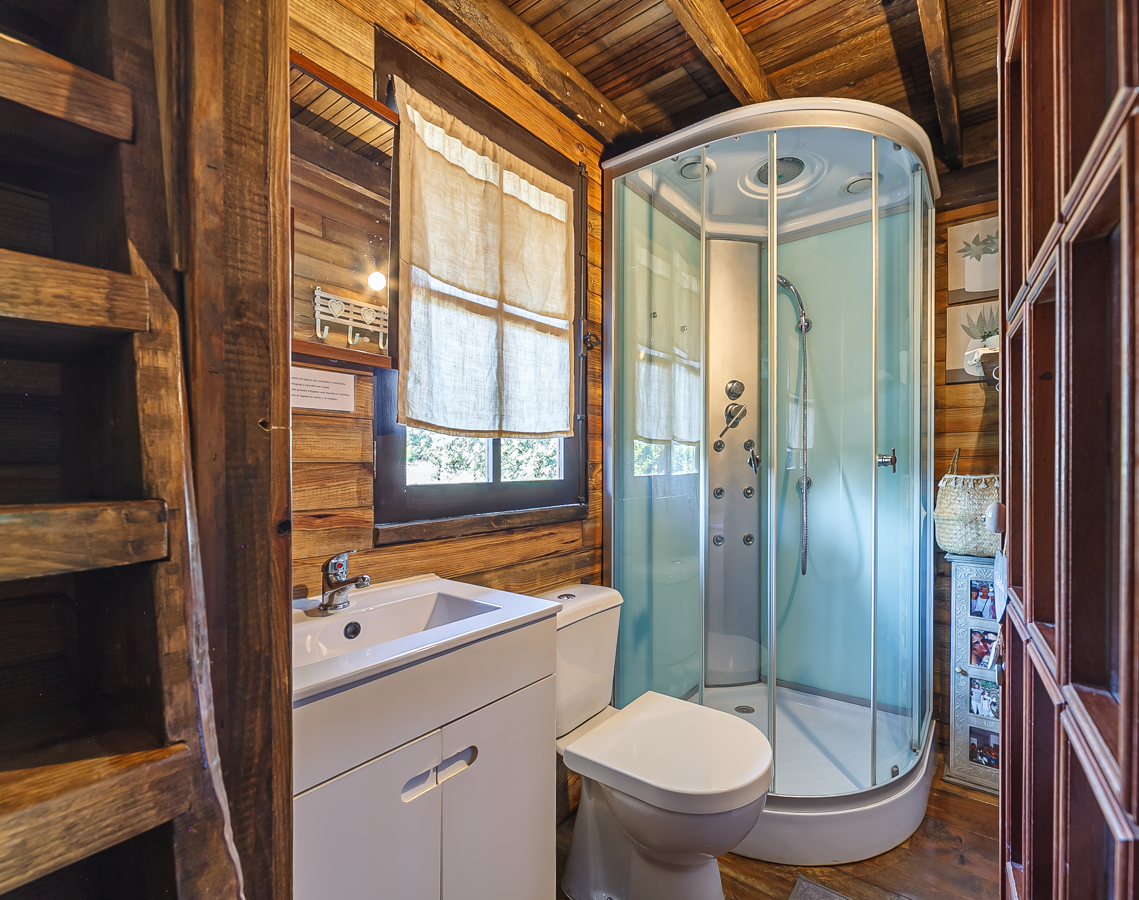 Stilt Tree House - bathroom